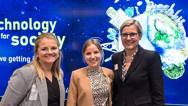 Drei Vertreterinnen der TUM vor dem Visual des EuroTech High Level Events 2021