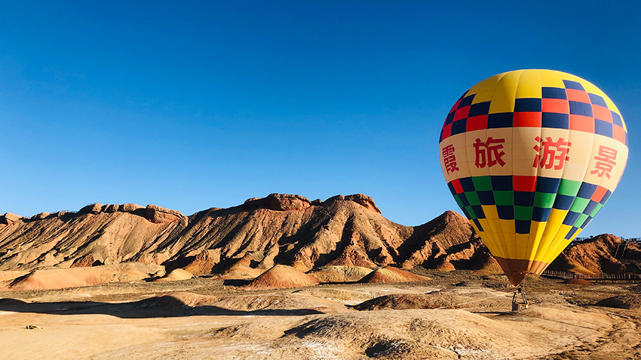 Bunter Heißluftballon am Startplatz des chinesischen Geoparks