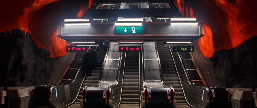 Mystisch rot-schwarz gestalteter Rolltreppenbereich einer U-Bahn-Station in Stockholm