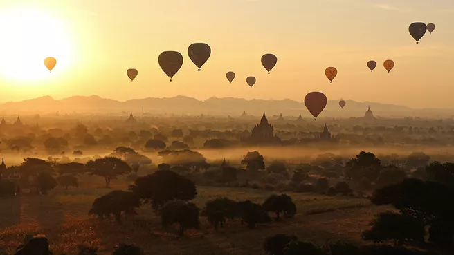 Heißluftballons beim Sonnenaufgang über Bagan