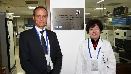 Die Co-Direktoren des PYLOTUM arbeiten seit 2010 eng zusammen: Prof. Markus Gerhard, Stellvertretender Direktor des TUM Instituts für Medizinische Mikrobiologie, Immunologie und Hygiene und Prof. Kai-feng Pan, Forschungsleiterin des Peking University Cancer Hospital.