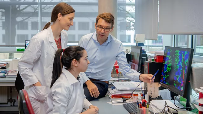 Three TUM researchers discussing results 
