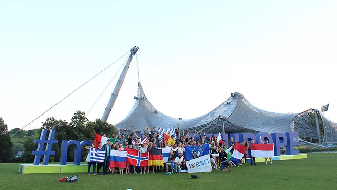 Internationale Studierende in München feiern Semesterabschluss vor der Europa-Skyline #munich4Europe im Olympiapark