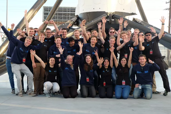 Das siegreiche WARR Hyperloop Team. (Foto: Dolores Volkert/TUM)