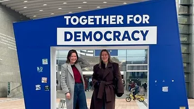Astrid und EuroTech-Kollegin Victoria von der DTU vor dem Europäischen Parlament im Vorfeld der Europawahlen im Juni. Bild: Privat