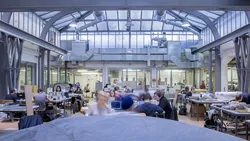 Studierende in einem Arbeitsraum der Architektur an der TUM