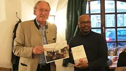 TUM Alumnus Uchendu Eugene Chigbu und der ehemalige TUM-Professor Dr. Holger Magel.