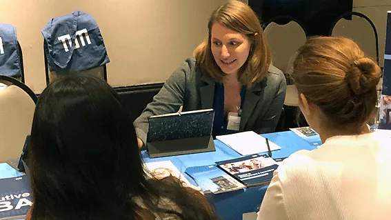 Interessierte Studierende am TUM-Stand auf der Access Masters Fair in São Paulo.