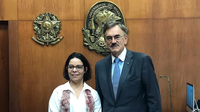 Der ehemalige TUM-Präsident und die UFRJ-Rektorin vor dem goldenen Wappen der brasilianischen Universität