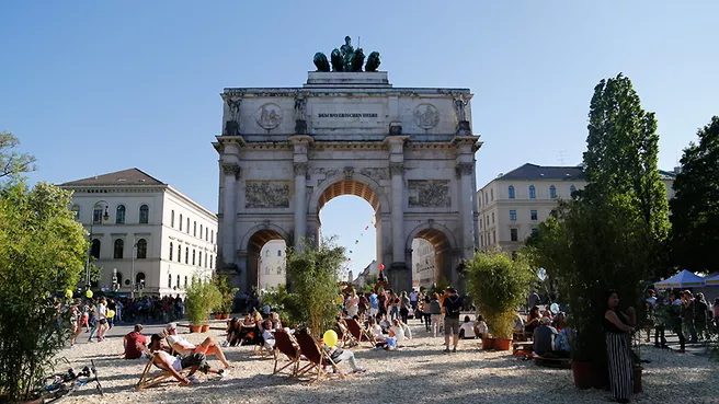 The Streetlife festival takes place around the Munich Siegestor. 