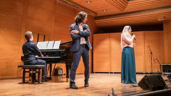 Drei Studierende beim Musizieren auf der Bühne