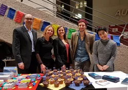 Vertreter von TUM International Center und TUM Sprachenzentrum mit dem Regisseur des Films