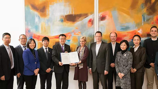 Senior Vice President for International Alliances and Alumni, Prof. Juliane Winkelmann, welcomes the delegation of Chinese Tsinghua University