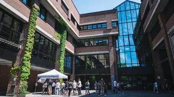 Perfekte Location der sommerlichen Konzert-Premiere: der Münchner Gasteig. 