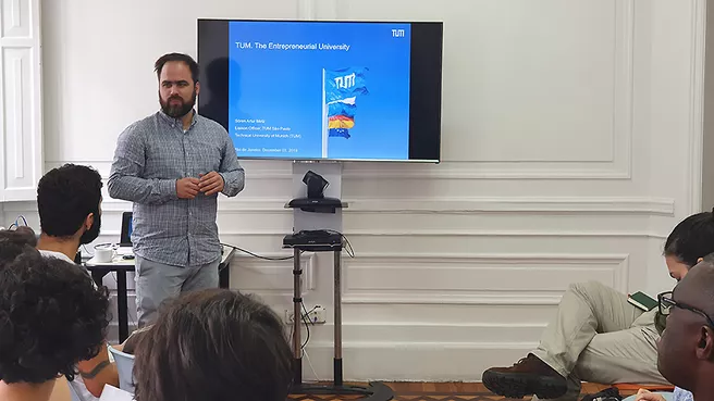 TUM Latin America Liaison Officer Sören Metz during his presentation