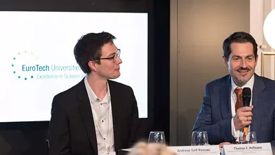 Prof. Hofmann mit einem Vertreter der DTU-Studierendenvertretung auf der Bühne in Brüssel