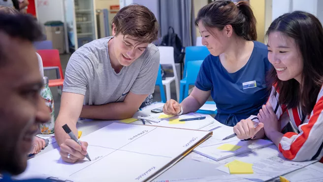 Studierende bei gemeinsamer Projektarbeit