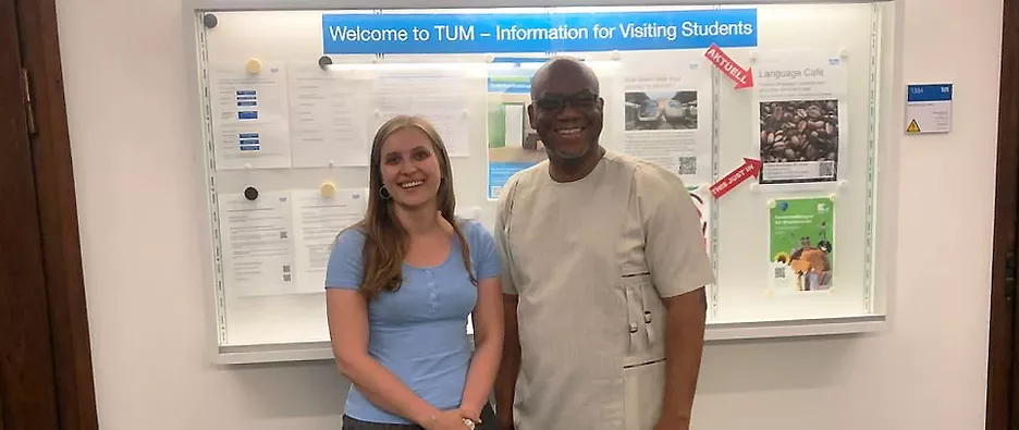 Zwei Kollegen von TUM und KNUST am Hauptcampus in München