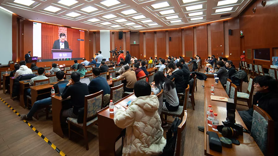 Prof. Bing Wang mit Teilnehmenden in einem Hörsaal der Tsinghua Universität