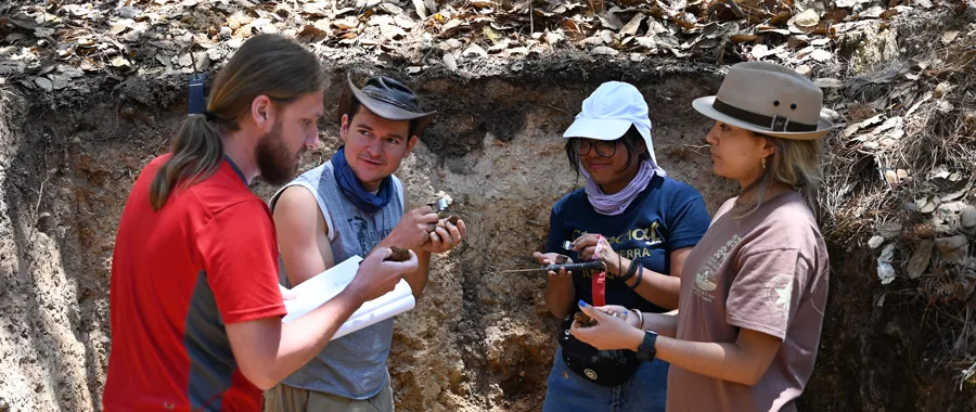 TUM student Laurin Reim (2nd from left) took part in the International Soil Classification Workshop during his stay abroad in Mexico. One of the soil types studied by the group was that of Sierra Gorda, Pinal de Amoles. Image: Julia Neuffer / TUM