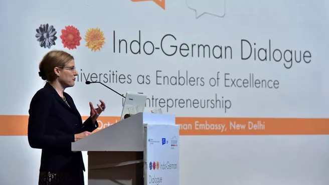 [Translate to en:] SVP Juliane Winkelmann berichtet über Entrepreneurship und Innovation an der TUM. (Foto: DWIH Neu-Delhi)