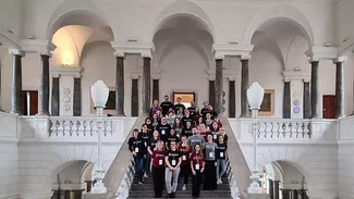 Gruppenfoto mit den 22 ETA-Fellows und dem Organisations-Team in der Aula des PoliMi
