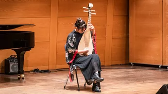 Studentin beim Musizieren