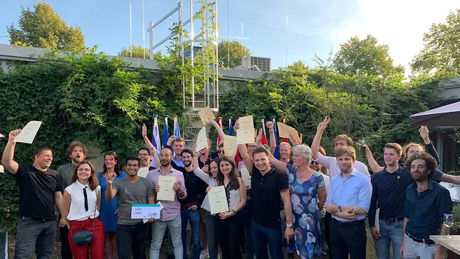 Gruppenbild der EVP Teilnehmer mit Zeugnissen und dem Gewinner des Pitch-Wettbewerbes.