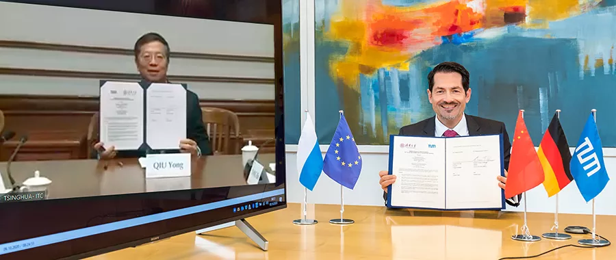 Presidents Prof. Thomas F. Hofmann and Prof. Qiu Yong with the signed partnership agreement. Photo: Astrid Eckert / TUM