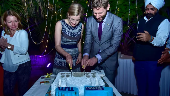 Prof. Juliane Winkelmann, Senior Vice President für Internationale Allianzen und Alumni der TUM und Stephan Lanzinger, Deutsche Botschaft Neu-Delhi schneiden gemeinsam den Kuchen anlässlich des 150-jährigen Jubiläums der TUM an.  (Foto: DWIH Neu-Delhi)