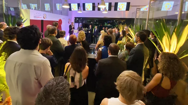 Veranstalter und Gäste mit Schutzmasken bei der 10-Jahresfeier des DWIH São Paulo