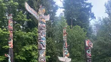 Totem poles in Vancouver's Stanley Park tell the story of First Nations. Image: Thekla Truebenbach / TUM