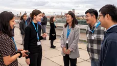 Internationale junge Menschen im Austausch auf der Dachterrasse der Technischen Universität München