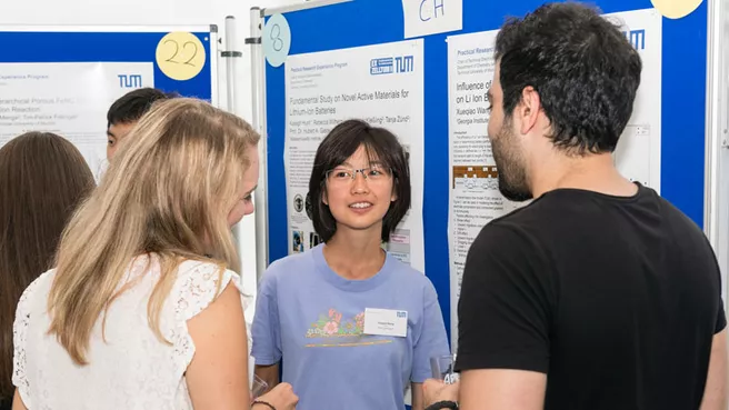 Three TUM PREP participants in discussion