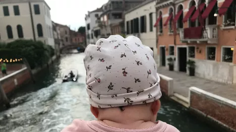 Das internationale Leben in die Wiege gelegt bekommen: Vielleicht wird auch Erasmus-Baby Miriam einmal in Venedig studieren. Bild: Rafaela Averbeck / TUM