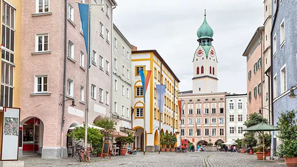 Farbenfrohe Gebäude im Zentrum von Rosenheim