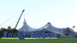 Internationale Studierende in München feiern Semesterabschluss vor der Europa-Skyline #munich4Europe im Olympiapark