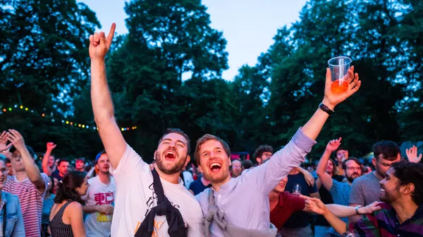 Feiernde junge Menschen