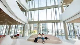 Students in the library of the Heilbronn Education Campus, of which the TUM Heilbronn Campus is a part.
