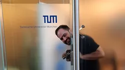 Sören Metz kommt lächelnd aus seinem Büro