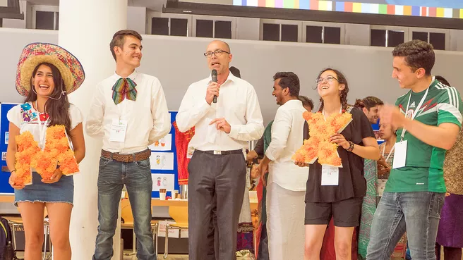 Abigail, Javier, Fatima, and Eduardo from Mexiko took first place for the best booth at the International Day 2018 at Munich Main Campus. Pictured at the award ceremony with Dr. Harald Olk, Director of TUM International Center.
