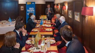 TUM-Präsident Wolfgang A. Herrmann spricht zu TUM Alumni.