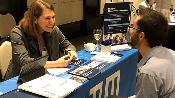 Stephanie Kölbl bei der Beratung auf der Access Masters Fair in São Paulo.