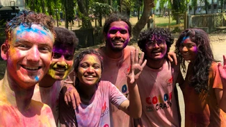 TUM-Student Nathan mit indischen Freunden beim Holi Festival