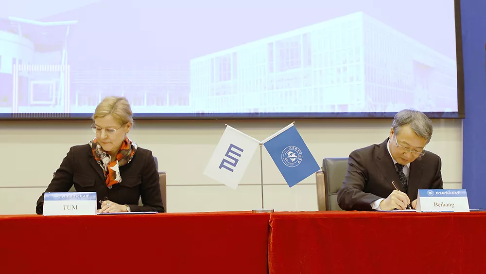 SVP Juliane Winkelmann and SVP Haijun Huang sign a new cooperation agreement.