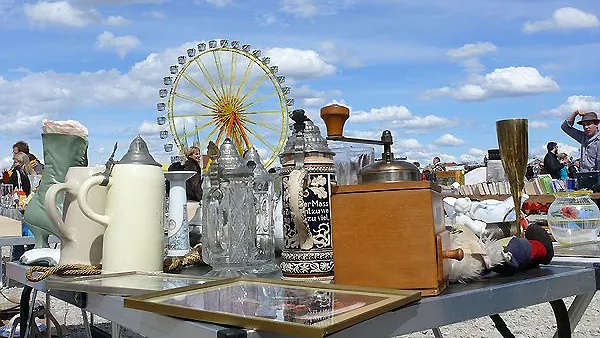 Stand des Bayerischen Roten Kreuzes auf dem Flohmarkt auf der Münchner Theresienwiese