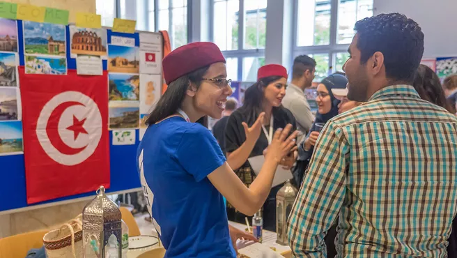 International Day 2019 am Stammgelände: Besucher am Tunesien-Stand