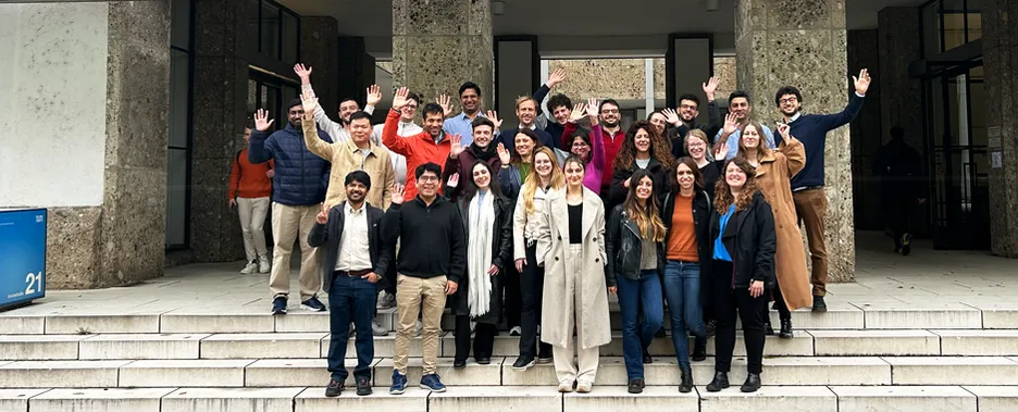 European Talent Academy: Gruppenbild der Teilnehmenden 2024 vor dem Haupteingang der TUM