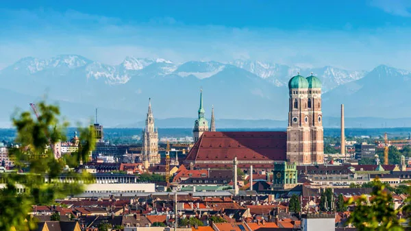 Ausblick auf München vor Bergpanorama