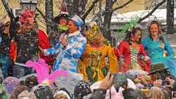 [Translate to en:] Fasching in München: Tanz der Marktfrauen auf dem Viktualienmarkt